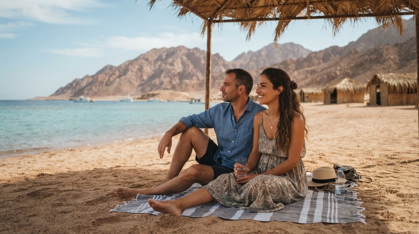 זוג על חוף ים סוף מול הרי סיני — מדריך ביטוח נסיעות לטאבה